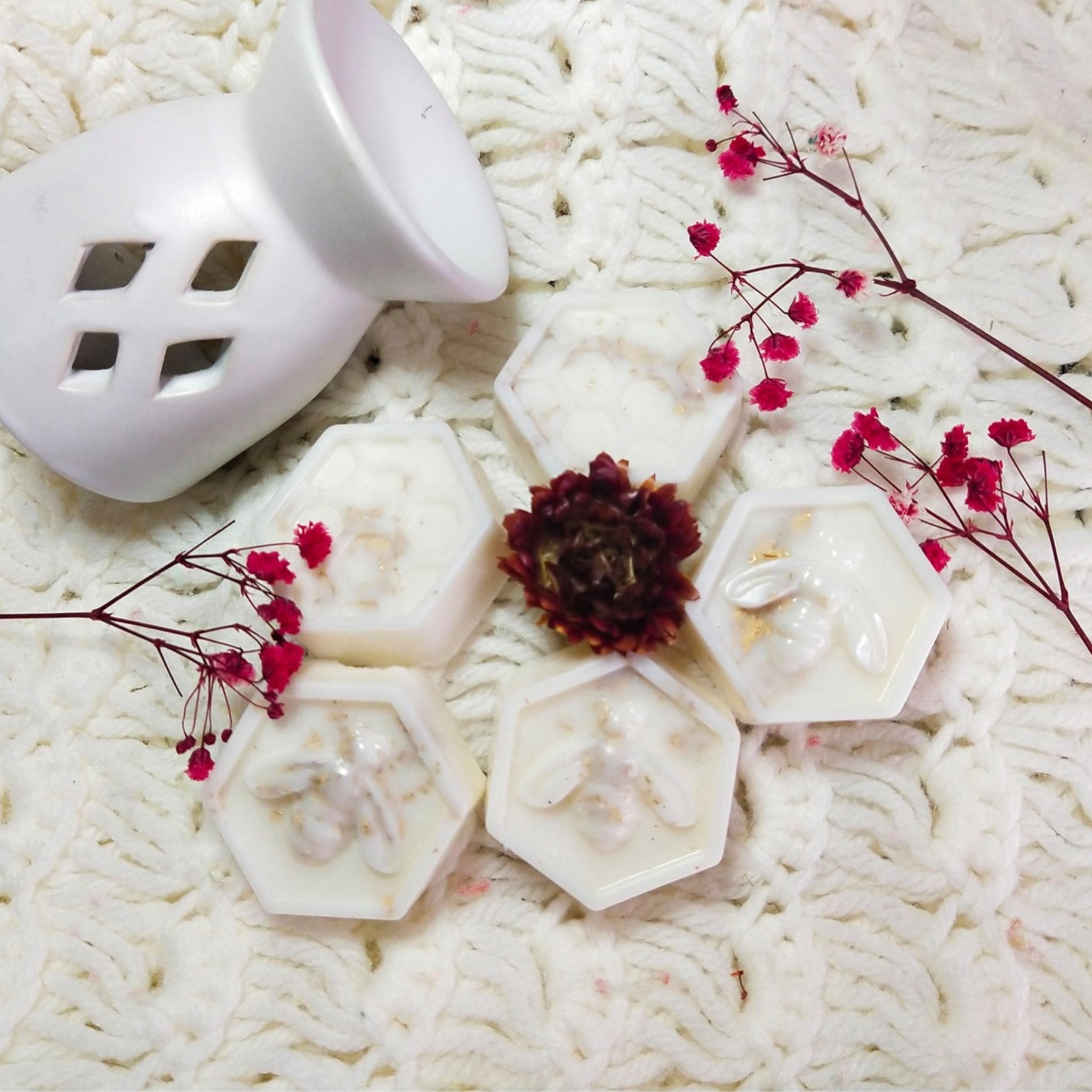 Guide showing how to use wax melts in a warmer for flame-free home fragrance